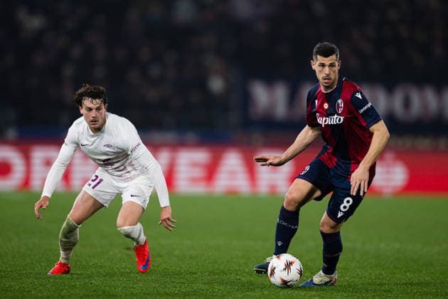 260226 Denzel De Roeve of Brann and Remo Freuler of Bologna during the UEFA Europa League football match between Bologna and Brann on February 26, 2026 in Bologna Photo Marius Simensen BILDBYRAN COP 238 MM0058 bbeng bologna brann football fotball fotboll soccer uefa europa league  Copyright: MARIUSxSIMENSEN BB260226ZA026