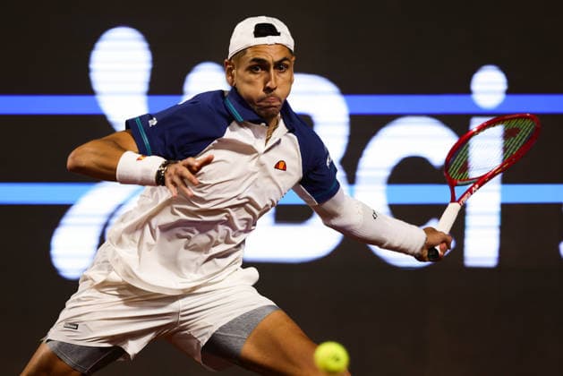 Tenis, Alejandro Tabilo vs Thiago Tirante El tenista Alejandro Tabilo de Chile regresa la bola en contra de Thiago Tirante de Argentina por el ATP, Tennis Herren 250 de Santiago 2026 en el Club Deportivo San Carlos de Apoquindo en Santiago, Chile. 26 02 2026 Felipe Zanca Photosport Tennis, Alejandro Tabilo vs Thiago Tirante The tennis player Alejandro Tabilo de Chile return the ball against of Thiago Tirante de Argentina in the match for the ATP 250 Santiago 2026 at the Club Deportivo San Carlos de Apoquindo in Santiago, Chile. 26 02 2026 Felipe Zanca Photosport Alejandro Tabilo vs Thiago Tirante, ATP 250 Santiago 2026 