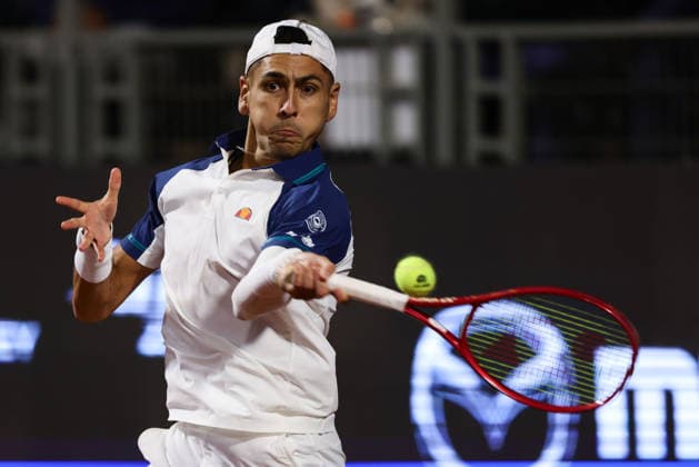 Tenis, Alejandro Tabilo vs Thiago Tirante El tenista Alejandro Tabilo de Chile regresa la bola en contra de Thiago Tirante de Argentina por el ATP, Tennis Herren 250 de Santiago 2026 en el Club Deportivo San Carlos de Apoquindo en Santiago, Chile. 26 02 2026 Felipe Zanca Photosport Tennis, Alejandro Tabilo vs Thiago Tirante The tennis player Alejandro Tabilo de Chile return the ball against of Thiago Tirante de Argentina in the match for the ATP 250 Santiago 2026 at the Club Deportivo San Carlos de Apoquindo in Santiago, Chile. 26 02 2026 Felipe Zanca Photosport Alejandro Tabilo vs Thiago Tirante, ATP 250 Santiago 2026 