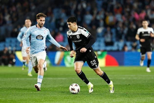 (L-R) Javi Rueda (Celta), Dimitrios Chatsidis (PAOK), FEBRUARY 26, 2026 - Football Soccer : UEFA Europa League KO play-offs 2nd leg match between RC Celta de Vigo - PAOK FC at the Estadio Balaidos in Vigo, Spain. Noxthirdxpartyxsales  aflo_321443945