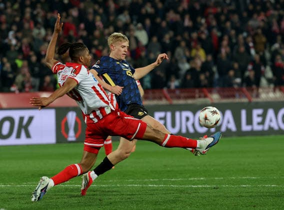 (260227) -- BELGRADE, Feb. 27, 2026 -- Crvena Zvezda s Franklin Tebo Uchenna (L) vies with Lille s Hakon Arnar Haraldsson during the UEFA Europa League play-offs 2nd leg match between Crvena Zvezda and Lille in Belgrade, Serbia, on Feb. 26, 2026. (Photo by Xinhua) (SP)SERBIA-BELGRADE-FOOTBALL-UEFA EUROPA LEAGUE-CRVENA ZVEZDA VS LILLE PredragxMilosavljevic 