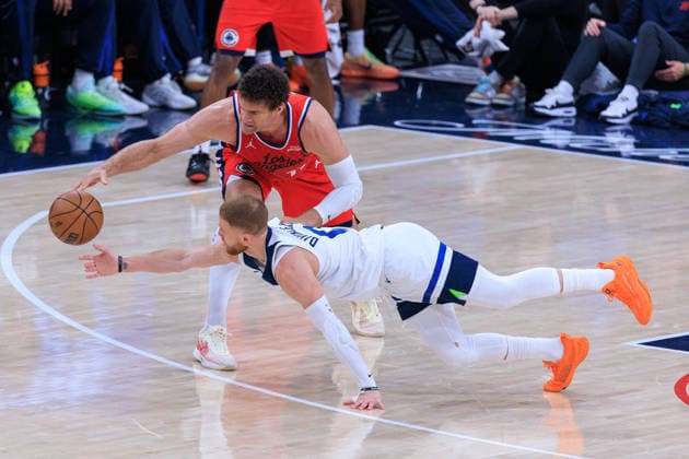 February 26, 2026, Inglewood, California, USA: Donte DiVincenzo 0 of the Minnesota Timberwolves loses the ball to Brook Lopez 11 of the Los Angeles Clippers during a regular season NBA, Basketball Herren, USA game on Thursday February 26, 2026 at Intuit Dome Arena in Inglewood, California. Clippers lose to Timberwolves, 88-94. JAVIER ROJAS PI Inglewood USA - ZUMAp124 20260226_zaa_p124_058 Copyright: xJavierxRojasx