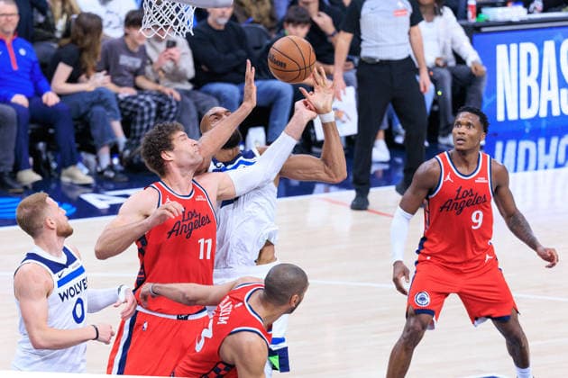 February 26, 2026, Inglewood, California, USA: Rudy Gobert 27 of the Minnesota Timberwolves battles for the ball with Brook Lopez 11 of the Los Angeles Clippers during a regular season NBA, Basketball Herren, USA game on Thursday February 26, 2026 at Intuit Dome Arena in Inglewood, California. Clippers lose to Timberwolves, 88-94. JAVIER ROJAS PI Inglewood USA - ZUMAp124 20260226_zaa_p124_063 Copyright: xJavierxRojasx