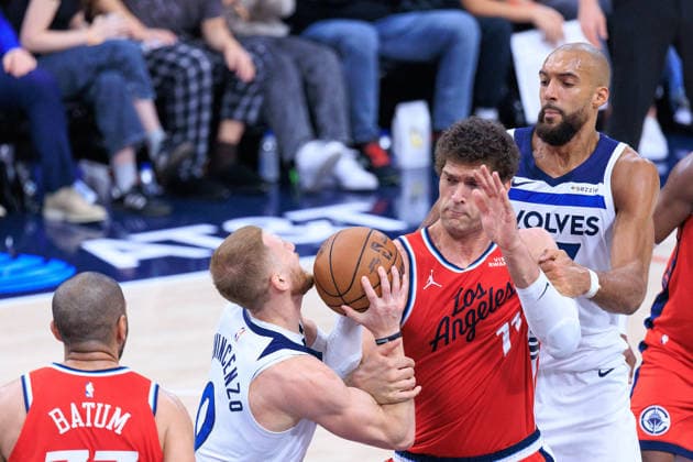 February 26, 2026, Inglewood, California, USA: Donte DiVincenzo 0 of the Minnesota Timberwolves battles for the ball with Brook Lopez 11 of the Los Angeles Clippers during a regular season NBA, Basketball Herren, USA game on Thursday February 26, 2026 at Intuit Dome Arena in Inglewood, California. Clippers lose to Timberwolves, 88-94. JAVIER ROJAS PI Inglewood USA - ZUMAp124 20260226_zaa_p124_065 Copyright: xJavierxRojasx