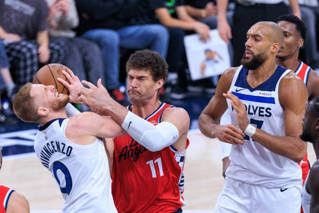 February 26, 2026, Inglewood, California, USA: Donte DiVincenzo 0 of the Minnesota Timberwolves battles for the ball with Brook Lopez 11 of the Los Angeles Clippers during a regular season NBA, Basketball Herren, USA game on Thursday February 26, 2026 at Intuit Dome Arena in Inglewood, California. Clippers lose to Timberwolves, 88-94. JAVIER ROJAS PI Inglewood USA - ZUMAp124 20260226_zaa_p124_066 Copyright: xJavierxRojasx