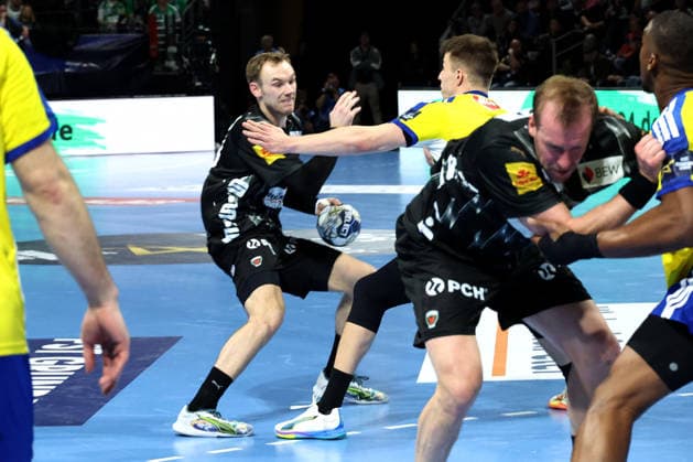 DEU, EHF Champions League, Fuechse Berlin vs Industria Kielce, 26 02 2026, Max Schmeling Halle, Berlin, DEU, EHF Champions League, Fuechse Berlin vs Industria Kielce, in the picture Mathias Gidsel Fuechse Berlin 19 , Michal Olejniczak Industria Kielce 5 nordphotoxGmbHx xEngler nph00076