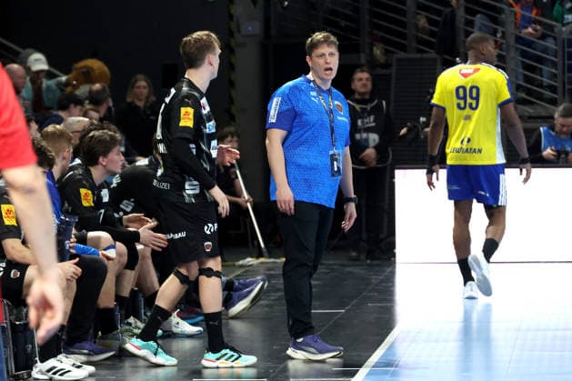 DEU, EHF Champions League, Fuechse Berlin vs Industria Kielce, 26 02 2026, Max Schmeling Halle, Berlin, DEU, EHF Champions League, Fuechse Berlin vs Industria Kielce, in the picture head coach Nicolej Krickau Fuechse Berlin , Tobias Grondahl Fuechse Berlin 15 nordphotoxGmbHx xEngler nph00076