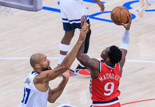 February 26, 2026, Inglewood, California, USA: Rudy Gobert 27 of the Minnesota Timberwolves tries to block a shot by Bennedict Mathurin 9 of the Los Angeles Clippers during a regular season NBA, Basketball Herren, USA game on Thursday February 26, 2026 at Intuit Dome Arena in Inglewood, California. Clippers lose to Timberwolves, 88-94. JAVIER ROJAS PI Inglewood USA - ZUMAp124 20260226_zaa_p124_114 Copyright: xJavierxRojasx