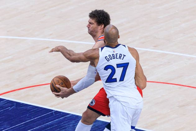 February 26, 2026, Inglewood, California, USA: Rudy Gobert 27 of the Minnesota Timberwolves defends against Brook Lopez 11 of the Los Angeles Clippers during a regular season NBA, Basketball Herren, USA game on Thursday February 26, 2026 at Intuit Dome Arena in Inglewood, California. Clippers lose to Timberwolves, 88-94. JAVIER ROJAS PI Inglewood USA - ZUMAp124 20260226_zaa_p124_116 Copyright: xJavierxRojasx