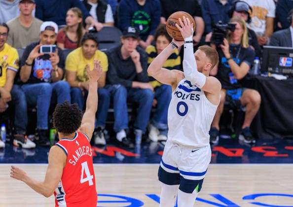 February 26, 2026, Inglewood, California, USA: Donte DiVincenzo 0 of the Minnesota Timberwolves puts up a shot past Kobe Sanders 4 of the Los Angeles Clippers during a regular season NBA, Basketball Herren, USA game on Thursday February 26, 2026 at Intuit Dome Arena in Inglewood, California. Clippers lose to Timberwolves, 88-94. JAVIER ROJAS PI Inglewood USA - ZUMAp124 20260226_zaa_p124_129 Copyright: xJavierxRojasx