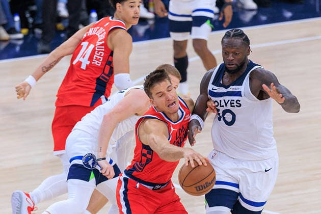 February 26, 2026, Inglewood, California, USA: Julius Randle 30 of the Minnesota Timberwolves battles for the ball with Bogdan Bogdanovic 7 of the Los Angeles Clippers during a regular season NBA, Basketball Herren, USA game on Thursday February 26, 2026 at Intuit Dome Arena in Inglewood, California. Clippers lose to Timberwolves, 88-94. JAVIER ROJAS PI Inglewood USA - ZUMAp124 20260226_zaa_p124_130 Copyright: xJavierxRojasx