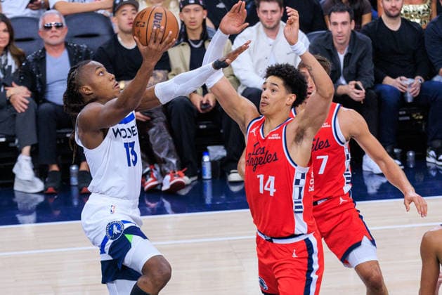 February 26, 2026, Inglewood, California, USA: Ayo Dosunmu 13 of the Minnesota Timberwolves goes for a shot past Yanic Konan Niederhauser 14 of the Los Angeles Clippers during a regular season NBA, Basketball Herren, USA game on Thursday February 26, 2026 at Intuit Dome Arena in Inglewood, California. Clippers lose to Timberwolves, 88-94. JAVIER ROJAS PI Inglewood USA - ZUMAp124 20260226_zaa_p124_136 Copyright: xJavierxRojasx