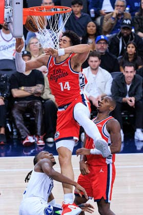 February 26, 2026, Inglewood, California, USA: Yanic Konan Niederhauser 14 of the Los Angeles Clippers loses the ball as he goes for a dunk during a NBA, Basketball Herren, USA regular season game against the Minnesota Timberwolves on Thursday February 26, 2026 at Intuit Dome Arena in Inglewood, California. Clippers lose to Timberwolves, 88-94. JAVIER ROJAS PI Inglewood USA - ZUMAp124 20260226_zaa_p124_137 Copyright: xJavierxRojasx