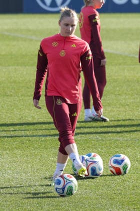 27 02 2026, xgrfx, Football DFB Media Dates, German Womens National Team Training v l Jella Veit German Womens National Team DFL DFB REGULATIONS PROHIBIT ANY USE OF PHOTOGRAPHS as IMAGE SEQUENCES and or QUASI VIDEO Frankfurt am Main