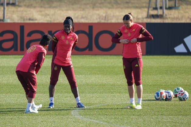 27 02 2026, xgrfx, Football DFB Media Dates, German Womens National Team Training v l Nicole Anyomi, Larissa Mühlhaus German Womens National Team DFL DFB REGULATIONS PROHIBIT ANY USE OF PHOTOGRAPHS as IMAGE SEQUENCES and or QUASI VIDEO Frankfurt am Main