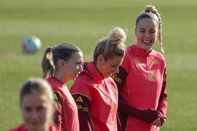 27 02 2026, xgrfx, Football DFB Media Dates, German Womens National Team Training v l Elisa Senß, Giulia Gwinn German Womens National Team DFL DFB REGULATIONS PROHIBIT ANY USE OF PHOTOGRAPHS as IMAGE SEQUENCES and or QUASI VIDEO Frankfurt am Main