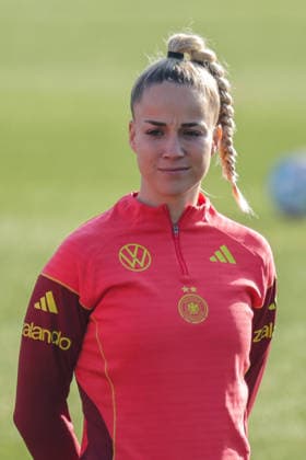 27 02 2026, xgrfx, Football DFB Media Dates, German Womens National Team Training v l Giulia Gwinn German Womens National Team DFL DFB REGULATIONS PROHIBIT ANY USE OF PHOTOGRAPHS as IMAGE SEQUENCES and or QUASI VIDEO Frankfurt am Main