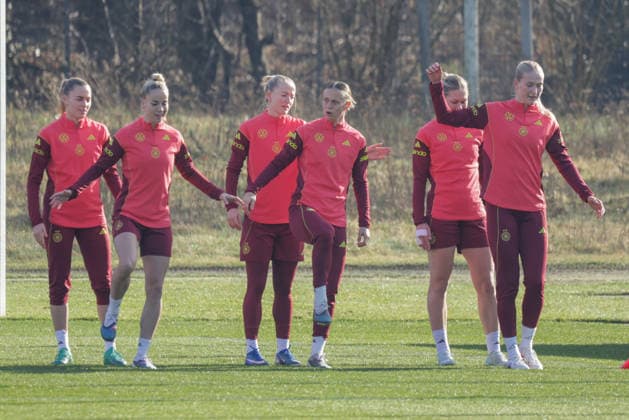 27 02 2026, xgrfx, Fußball DFB Medientermine, Deutsche Frauennationalmannschaft Training v l Laura Freigang, Giulia Gwinn, Lea Schüller, Klara Bühl, Rebecca Knaak, Camilla Küver Deutsche Frauennationalmannschaft DFL DFB REGULATIONS PROHIBIT ANY USE OF PHOTOGRAPHS as IMAGE SEQUENCES and or QUASI VIDEO Frankfurt am Main