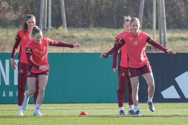 27 02 2026, xgrfx, Fußball DFB Medientermine, Deutsche Frauennationalmannschaft Training v l Jule Brand, Sarai Linder, Franziska Kett, Sjoeke Nüsken Deutsche Frauennationalmannschaft DFL DFB REGULATIONS PROHIBIT ANY USE OF PHOTOGRAPHS as IMAGE SEQUENCES and or QUASI VIDEO Frankfurt am Main
