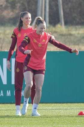 27 02 2026, xgrfx, Football DFB Media Dates, German Womens National Team Training v l Jule Brand, Sarai Linder German Womens National Team DFL DFB REGULATIONS PROHIBIT ANY USE OF PHOTOGRAPHS as IMAGE SEQUENCES and or QUASI VIDEO Frankfurt am Main