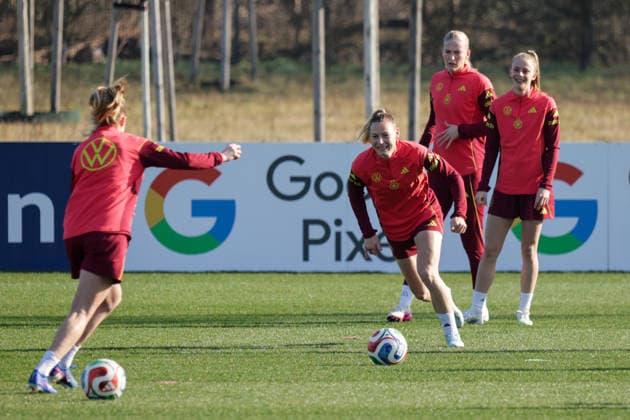 27 02 2026, xgrfx, Football DFB Media Dates, German Womens National Team Training v l Sarai Linder German Womens National Team DFL DFB REGULATIONS PROHIBIT ANY USE OF PHOTOGRAPHS as IMAGE SEQUENCES and or QUASI VIDEO Frankfurt am Main