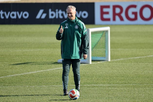 Frankfurt am Main, Germany February 27, 2026 Preparation for the Womens World Cup qualifier Germany vs Slovenia Training In the picture national coach Christian Wück Wueck Germany shows smiling thumbs up during training at the DFB Campus in Frankfurt Copyright: HMBxMedia MadeleinexFantini
