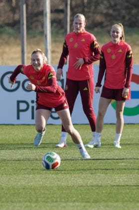 27 02 2026, xgrfx, Football DFB Media Dates, German Womens National Team Training v l Sarai Linder German Womens National Team DFL DFB REGULATIONS PROHIBIT ANY USE OF PHOTOGRAPHS as IMAGE SEQUENCES and or QUASI VIDEO Frankfurt am Main