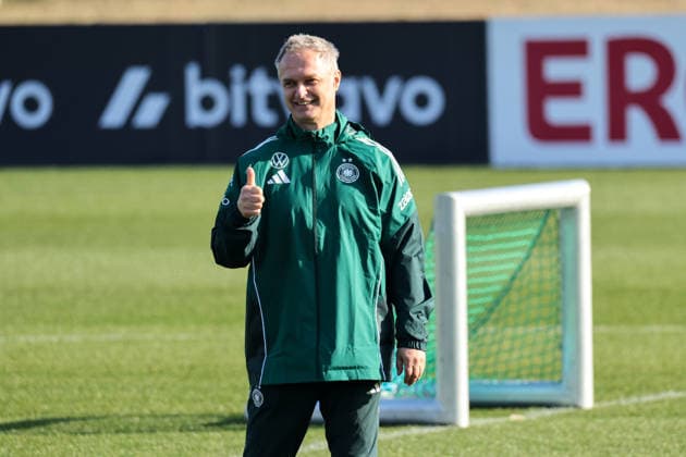 Frankfurt am Main, Germany February 27, 2026 Preparation for the Womens World Cup qualifier Germany vs Slovenia Training In the picture national coach Christian Wück Wueck Germany shows smiling thumbs up during training at the DFB Campus in Frankfurt Copyright: HMBxMedia MadeleinexFantini