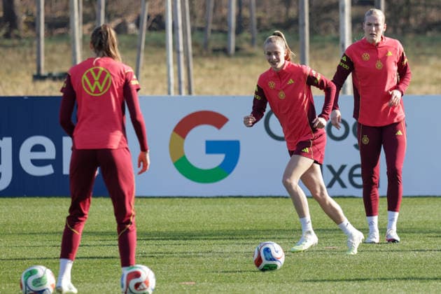 27 02 2026, xgrfx, Football DFB Media Dates, German Womens National Team Training v l Vivien Endemann German Womens National Team DFL DFB REGULATIONS PROHIBIT ANY USE OF PHOTOGRAPHS as IMAGE SEQUENCES and or QUASI VIDEO Frankfurt am Main