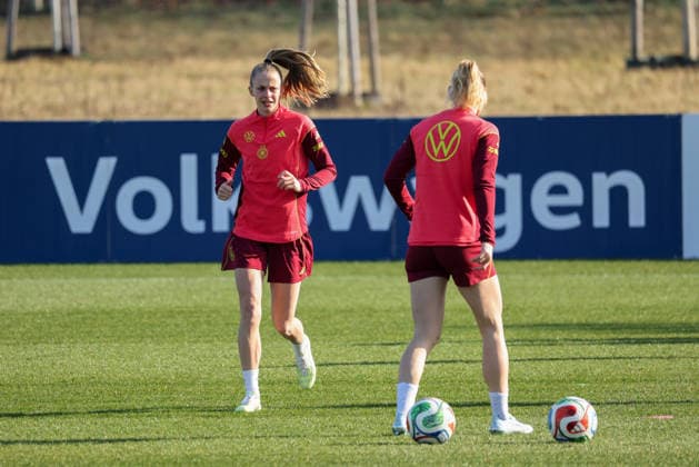 Frankfurt am Main, Germany February 27, 2026 Preparation for the Womens World Cup qualifier Germany vs. Slovenia Training In the picture from left Vivien Endemann Germany and Sarai Linder Germany during training at the DFB Campus in Frankfurt Copyright: HMBxMedia MadeleinexFantini
