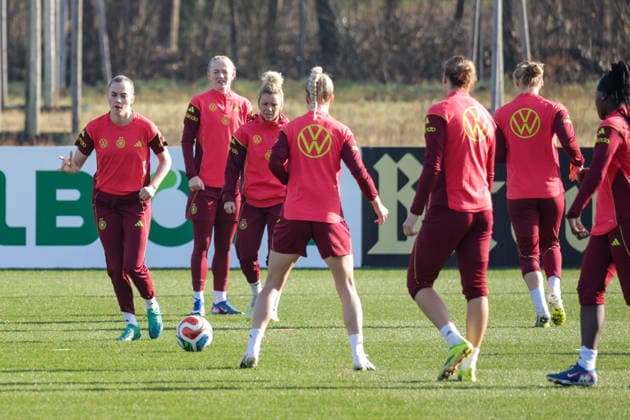 27 02 2026, xgrfx, Football DFB Media Dates, German Womens National Team Training v l Laura Freigang German Womens National Team DFL DFB REGULATIONS PROHIBIT ANY USE OF PHOTOGRAPHS as IMAGE SEQUENCES and or QUASI VIDEO Frankfurt am Main