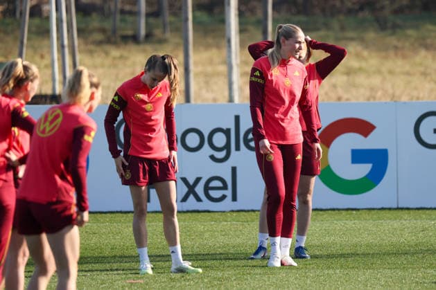 Frankfurt am Main, Germany February 27, 2026 Preparation for the Womens World Cup qualifier Germany vs. Slovenia Training In the picture from left Vivien Endemann Germany and Camilla Küver Kuever Germany during training at the DFB Campus in Frankfurt Copyright: HMBxMedia MadeleinexFantini