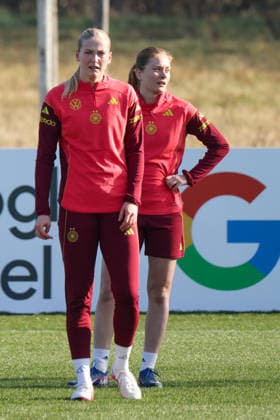 Frankfurt am Main, Germany February 27, 2026 Preparation for the Womens World Cup qualifier Germany vs Slovenia Training In the picture from left Camilla Küver Kuever Germany and Sjoeke Nüsken Nuesken Germany during training at the DFB Campus in Frankfurt Copyright: HMBxMedia MadeleinexFantini