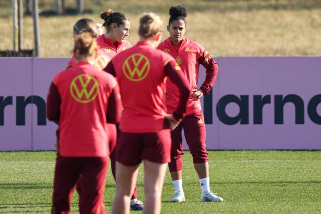 Frankfurt am Main, Germany February 27, 2026 Preparation for the Womens World Cup qualifier Germany vs. Slovenia Training In the picture from left Carlotta Wamser Germany and Shekiera Martinez Germany during training at the DFB Campus in Frankfurt Copyright: HMBxMedia MadeleinexFantini