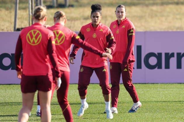 Frankfurt am Main, Germany February 27, 2026 Preparation for the Womens World Cup qualifier Germany vs. Slovenia Training In the picture from left Shekiera Martinez Germany and Carlotta Wamser Germany during training at the DFB Campus in Frankfurt Copyright: HMBxMedia MadeleinexFantini