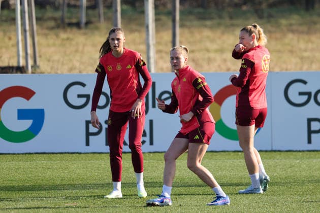 Frankfurt am Main, Germany February 27, 2026 Preparation for the Womens World Cup qualifier Germany vs. Slovenia Training In the picture from left Jule Brand Germany and Janina Minge Germany during training at the DFB Campus in Frankfurt Copyright: HMBxMedia MadeleinexFantini