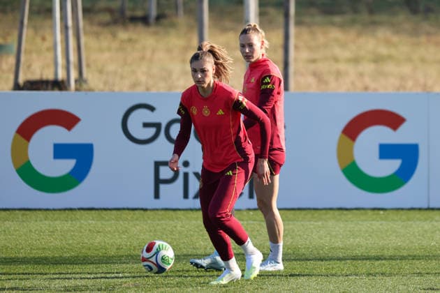 Frankfurt am Main, Germany February 27, 2026 Preparation for the Womens World Cup qualifier Germany vs. Slovenia Training In the picture from left Jule Brand Germany and Sarai Linder Germany during training at the DFB Campus in Frankfurt Copyright: HMBxMedia MadeleinexFantini