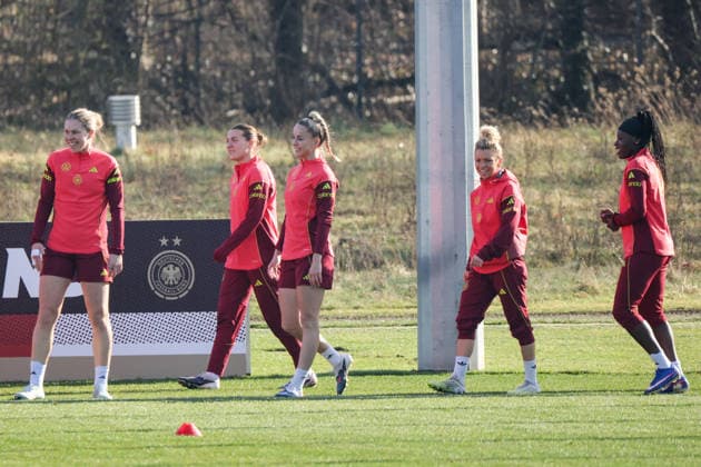 Frankfurt am Main, Germany February 27, 2026 Preparation for the Womens World Cup qualifier Germany vs Slovenia Training In the picture from left Rebecca Knaak Germany , Carlotta Wamser Germany , Giulia Gwinn Germany , Linda Dallmann Germany and Nicole Anyomi Germany during training at the DFB Campus in Frankfurt Copyright: HMBxMedia MadeleinexFantini