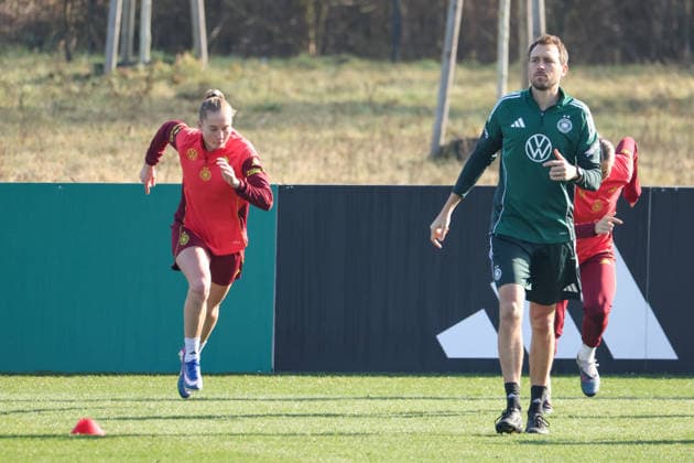 Frankfurt am Main, Germany February 27, 2026 Preparation for the Womens World Cup qualifier Germany vs. Slovenia Training In the picture from left Janina Minge Germany and athletics coach Julius Balsmeier Germany during training at the DFB Campus in Frankfurt Copyright: HMBxMedia MadeleinexFantini