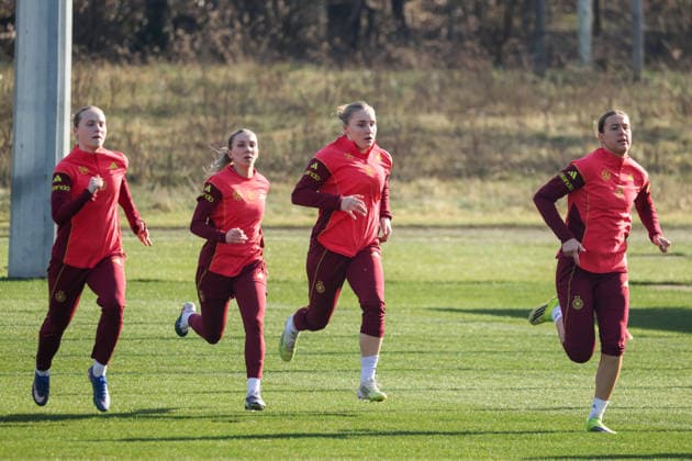 Frankfurt am Main, Germany February 27, 2026 Preparation for the Womens World Cup qualifier Germany vs Slovenia Training In the picture from left Franziska Kett Germany , Elisa Senß Senss Germany , Jella Veit Germany and Larissa Mühlhaus Muehlhaus Germany during training at the DFB Campus in Frankfurt Copyright: HMBxMedia MadeleinexFantini