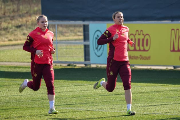 Frankfurt am Main, Germany February 27, 2026 Preparation for the Womens World Cup qualifier Germany vs. Slovenia Training In the picture from left Jella Veit Germany and Larissa Mühlhaus Muehlhaus Germany during training at the DFB Campus in Frankfurt Copyright: HMBxMedia MadeleinexFantini