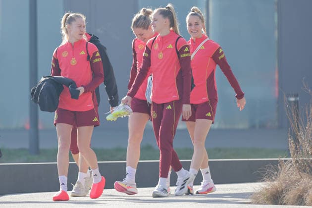 27 02 2026, xgrfx, Football DFB Media Dates, German Womens National Team Training f l Janina Minge, Vivien Endemann, Giulia Gwinn German Womens National Team DFL DFB REGULATIONS PROHIBIT ANY USE OF PHOTOGRAPHS as IMAGE SEQUENCES and or QUASI VIDEO Frankfurt am Main