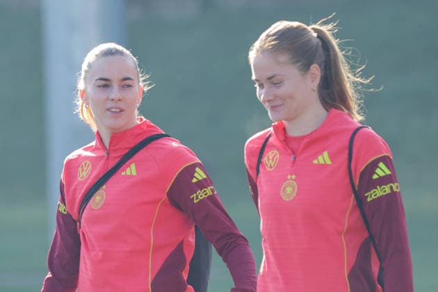27 02 2026, xgrfx, Football DFB Media Dates, German Womens National Team Training v l Laura Freigang, Sjoeke Nüsken German Womens National Team DFL DFB REGULATIONS PROHIBIT ANY USE OF PHOTOGRAPHS as IMAGE SEQUENCES and or QUASI VIDEO Frankfurt am Main