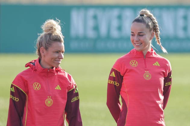 27 02 2026, xgrfx, Football DFB Media Dates, German Womens National Team Training f l Linda Dallmann, Giulia Gwinn German Womens National Team DFL DFB REGULATIONS PROHIBIT ANY USE OF PHOTOGRAPHS as IMAGE SEQUENCES and or QUASI VIDEO Frankfurt am Main