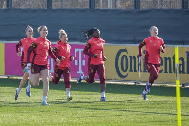 27 02 2026, xgrfx, Fußball DFB Medientermine, Deutsche Frauennationalmannschaft Training v l Giulia Gwinn, Rebecca Knaak, Linda Dallmann, Nicole Anyomi, Lea Schüller Deutsche Frauennationalmannschaft DFL DFB REGULATIONS PROHIBIT ANY USE OF PHOTOGRAPHS as IMAGE SEQUENCES and or QUASI VIDEO Frankfurt am Main