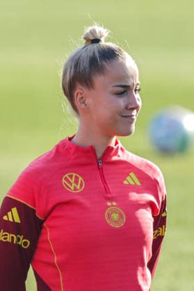 27 02 2026, xgrfx, Football DFB Media Dates, German Womens National Team Training v l Giulia Gwinn German Womens National Team DFL DFB REGULATIONS PROHIBIT ANY USE OF PHOTOGRAPHS as IMAGE SEQUENCES and or QUASI VIDEO Frankfurt am Main