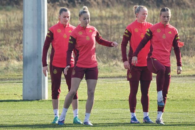 Frankfurt am Main, Germany February 27, 2026 Preparation for the Womens World Cup qualifier Germany vs Slovenia Training In the picture from left Laura Freigang Germany , Giulia Gwinn Germany , Lea Schüller Schueller Germany and Klara Bühl Buehl Germany during training at the DFB Campus in Frankfurt Copyright: HMBxMedia MadeleinexFantini