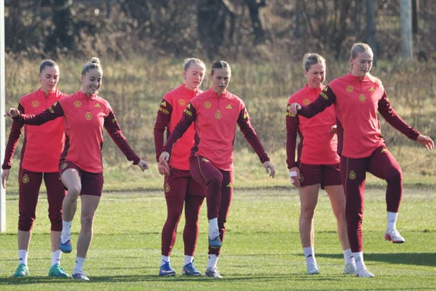 Frankfurt am Main, Germany February 27, 2026 Preparation for the Womens World Cup qualifier Germany vs Slovenia Training In the picture from left Laura Freigang Germany , Giulia Gwinn Germany , Lea Schüller Schueller Germany , Klara Bühl Buehl Germany , Rebecca Knaak Germany and Camilla Küver Kuever Germany during training at the DFB Campus in Frankfurt Copyright: HMBxMedia MadeleinexFantini