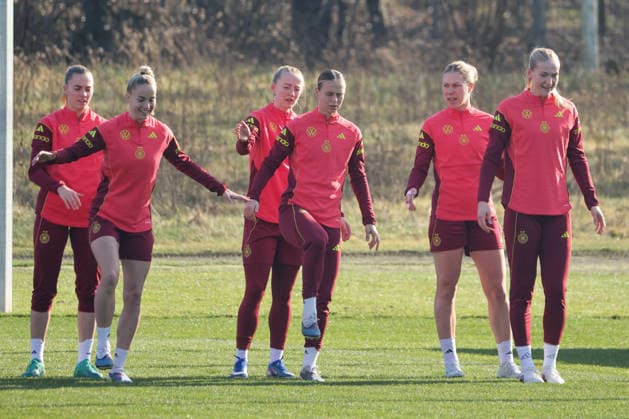 Frankfurt am Main, Germany February 27, 2026 Preparation for the Womens World Cup qualifier Germany vs Slovenia Training In the picture from left Laura Freigang Germany , Giulia Gwinn Germany , Lea Schüller Schueller Germany , Klara Bühl Buehl Germany , Rebecca Knaak Germany and Camilla Küver Kuever Germany during training at the DFB Campus in Frankfurt Copyright: HMBxMedia MadeleinexFantini
