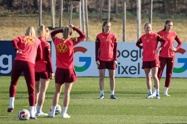 Frankfurt am Main, Germany February 27, 2026 Preparation for the Womens World Cup qualifier Germany vs Slovenia Training In the picture from left Sjoeke Nüsken Nuesken Germany , Janina Minge Germany and Jule Brand Germany during training at the DFB Campus in Frankfurt Copyright: HMBxMedia MadeleinexFantini